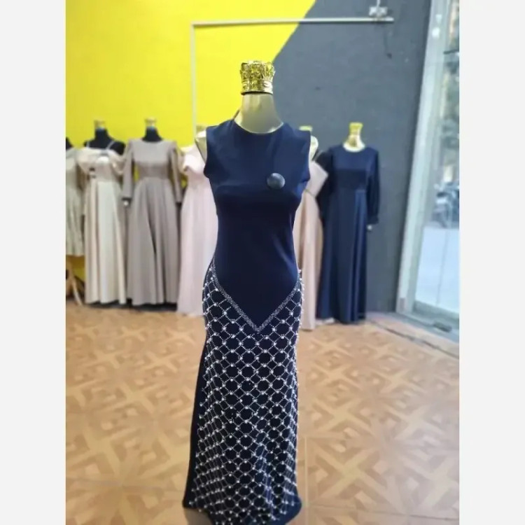 دوتیکه ماکسی و شنل مدل پریسیما کرپ دالقیچ و حریر مروارید پرسی نگین کوبی شده قد 150 سرمه ای مشکی