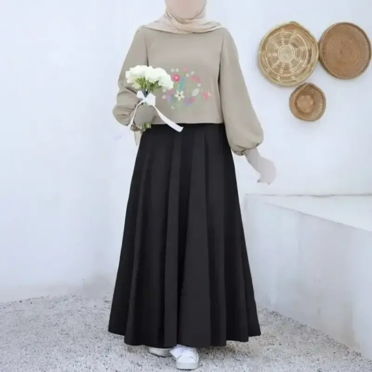 ست رویه و سارافون آرامش جنس مازراتی گلدوزی شده رنگ مشکی و موشی فری سایز