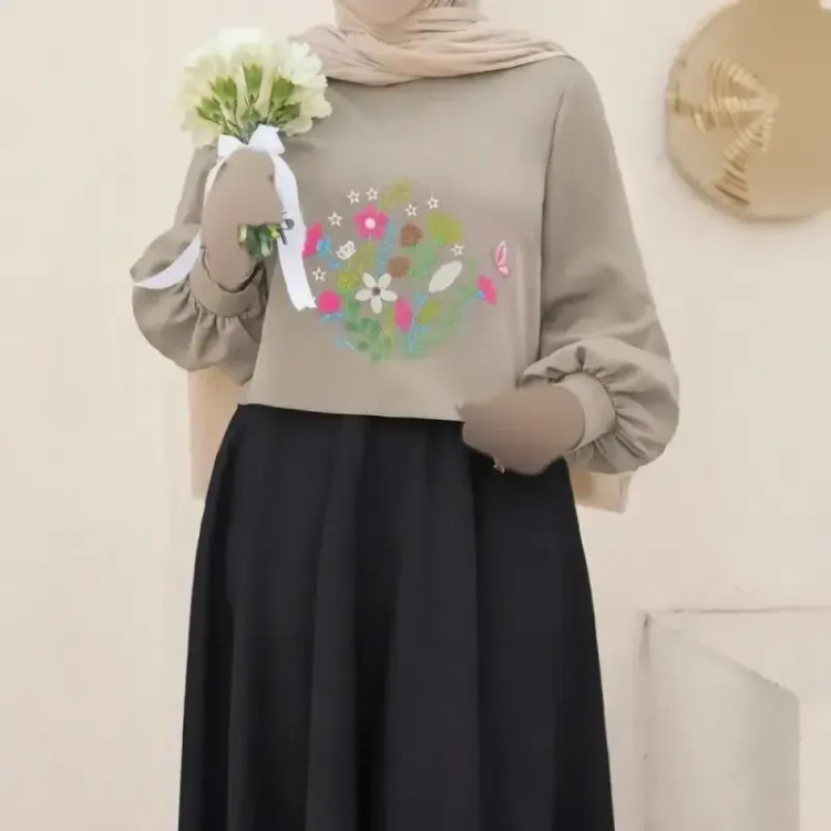 ست رویه و سارافون آرامش جنس مازراتی گلدوزی شده رنگ مشکی و موشی فری سایز