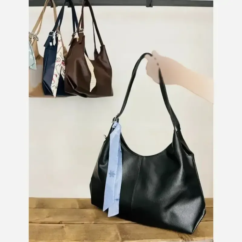 کیف آویز دار کتایون چرم شرانگ رنگ مشکی سایز 28 در 35