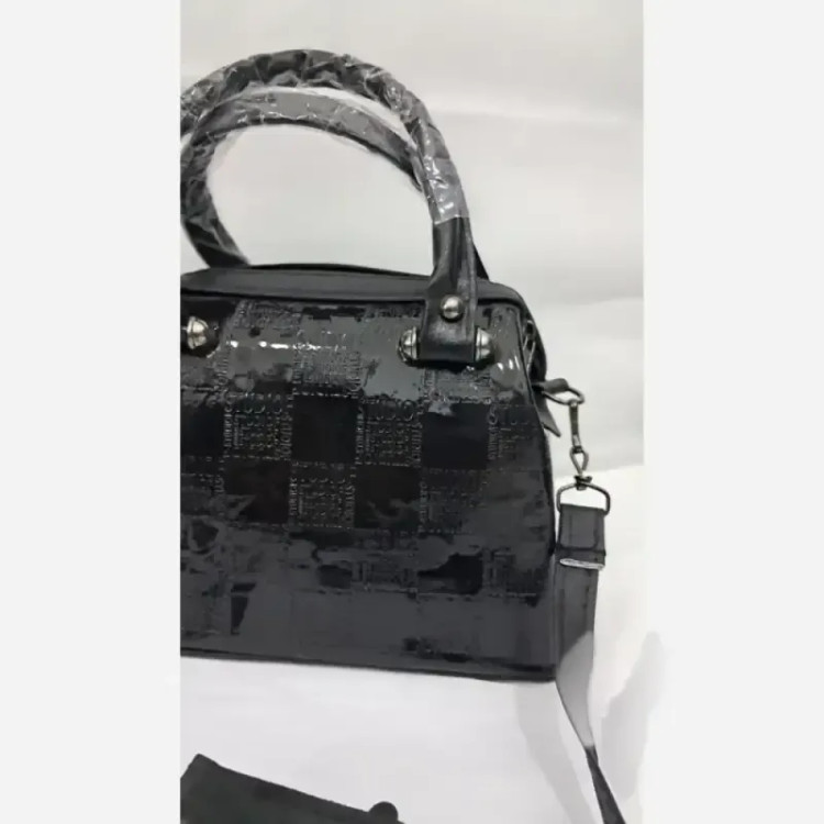 کیف صندوقی زنانه چرم الیزه و ورنی سایز 18 در 18 با بند دوشی
