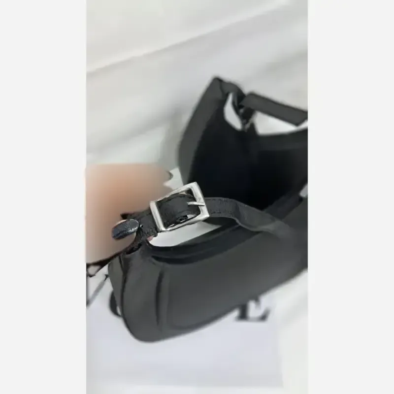 کیف دوشی زنانه چرم خارجی مشکی سایز 20 در 15 سه خانه بند بلند