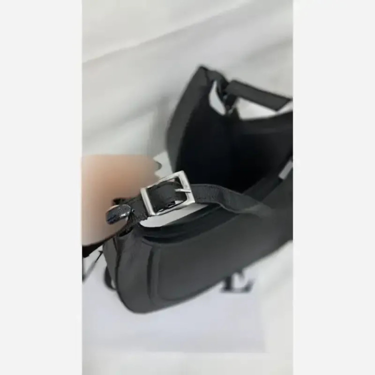 کیف دوشی زنانه چرم خارجی مشکی سایز 20 در 15 سه خانه بند بلند