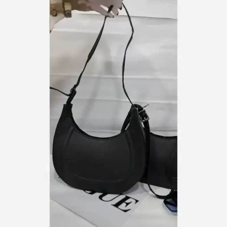 کیف دوشی زنانه چرم خارجی مشکی سایز 20 در 15 سه خانه بند بلند