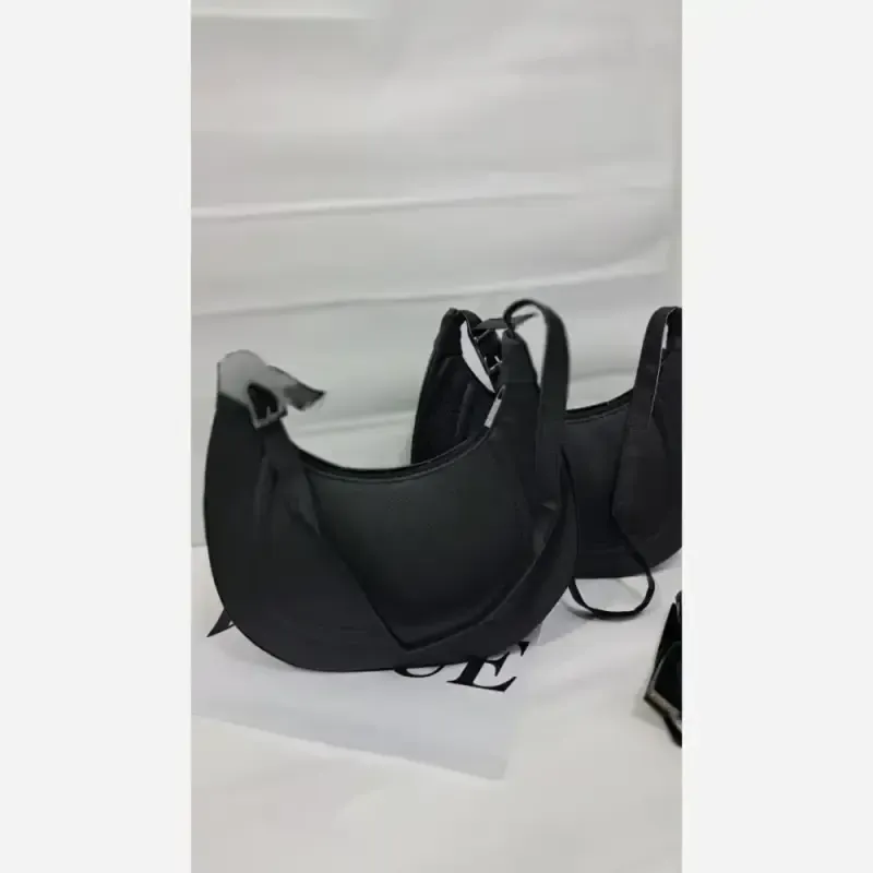 کیف دوشی زنانه چرم خارجی مشکی سایز 20 در 15 سه خانه بند بلند