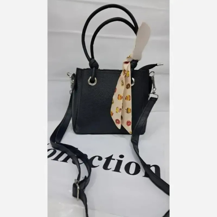 کیف دستی و دوشی چرم مشکی سایز 18 در 18 با بند بلند