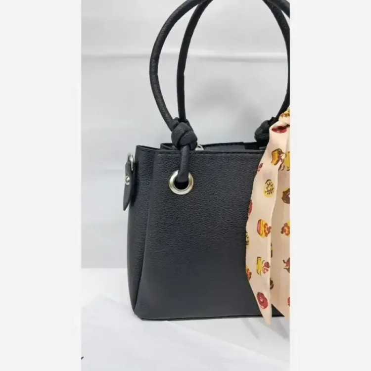کیف دستی و دوشی چرم مشکی سایز 18 در 18 با بند بلند
