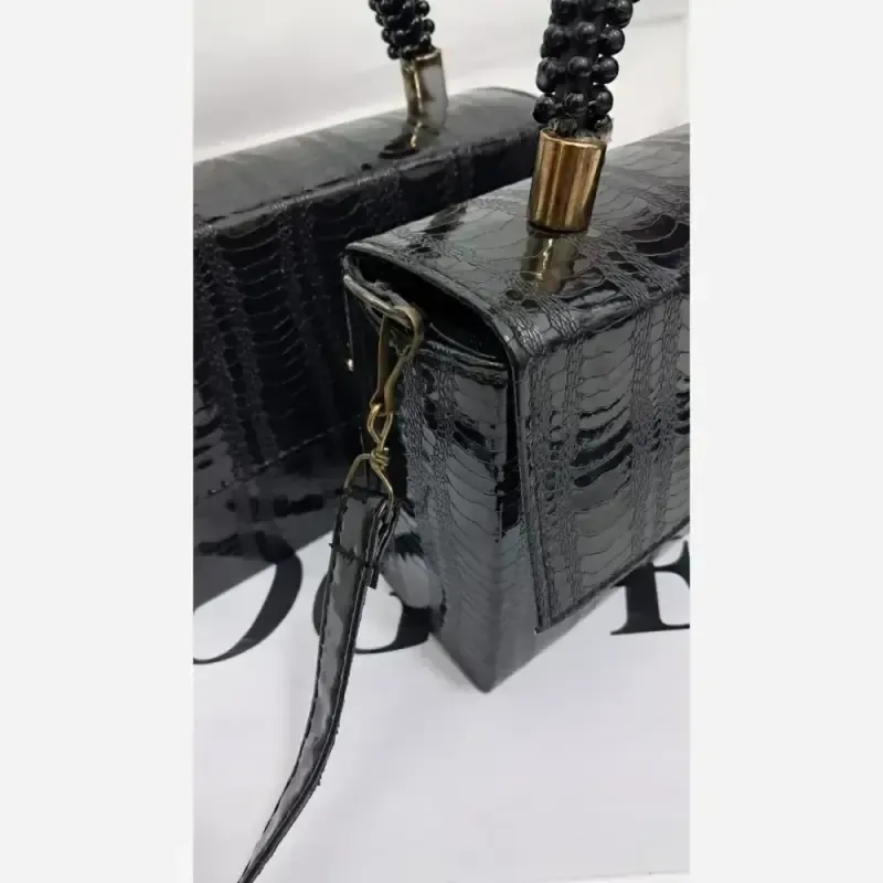 کیف مجلسی چرم ورنی مدل sona سایز 15 در 20 با بند دوشی