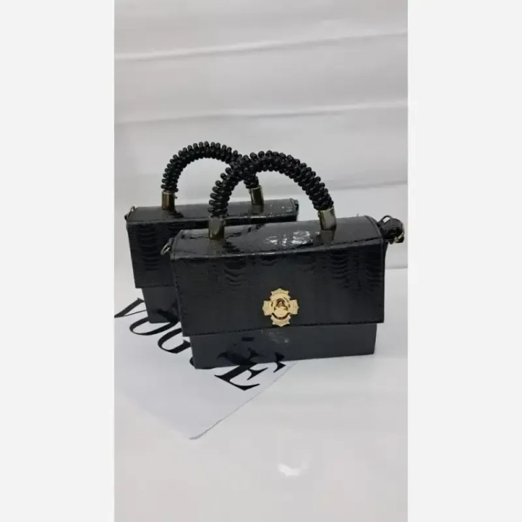 کیف مجلسی چرم ورنی مدل sona سایز 15 در 20 با بند دوشی