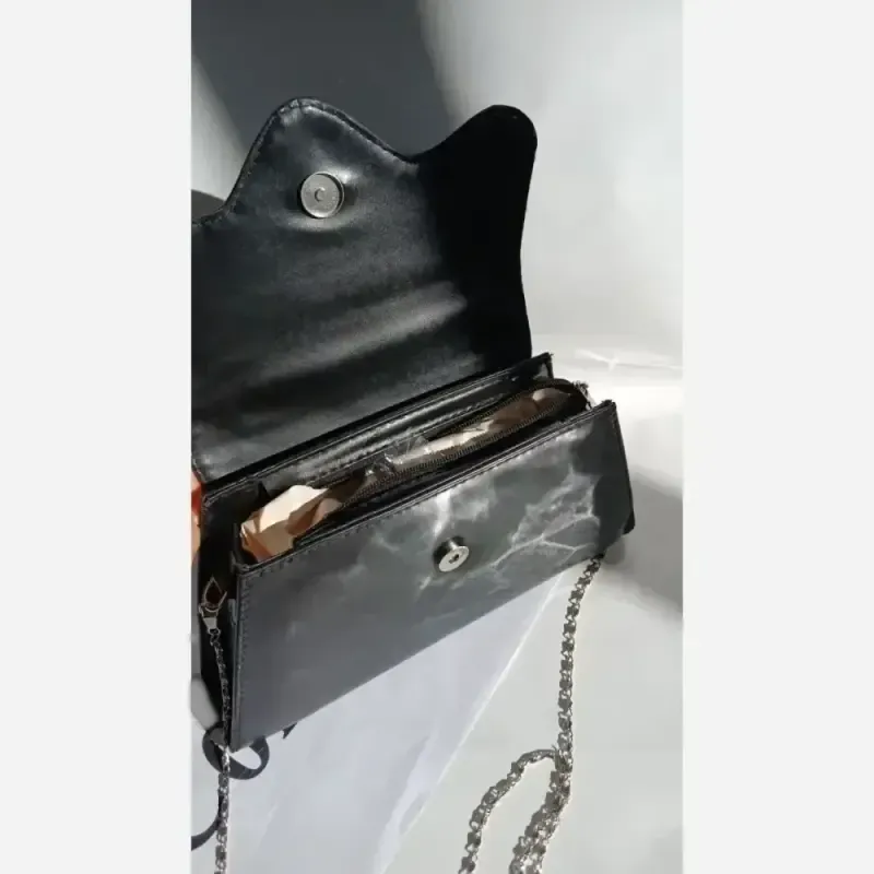 کیف مجلسی شارلین چرم مشکی سایز 23 در 15 با بند دوشی زنجیری