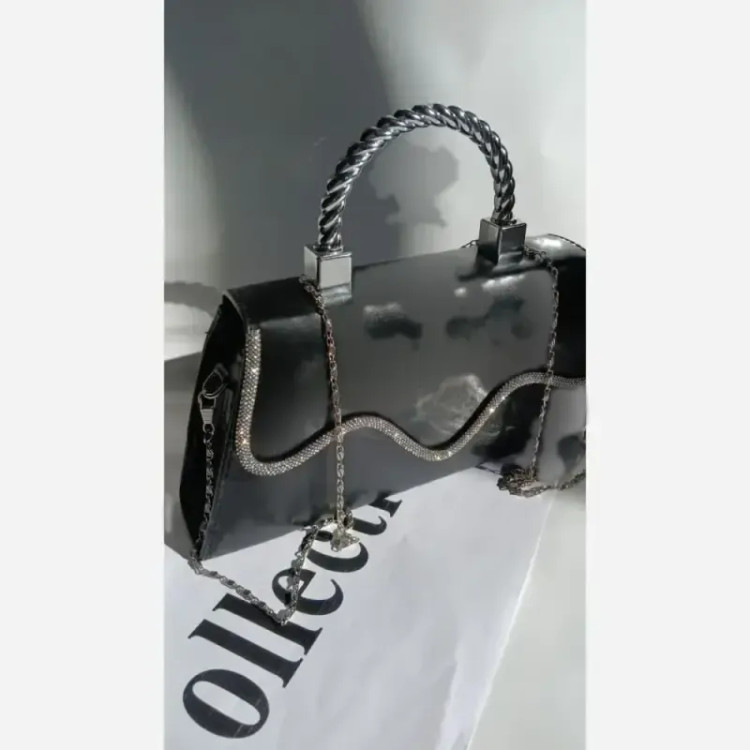 کیف مجلسی شارلین چرم مشکی سایز 23 در 15 با بند دوشی زنجیری
