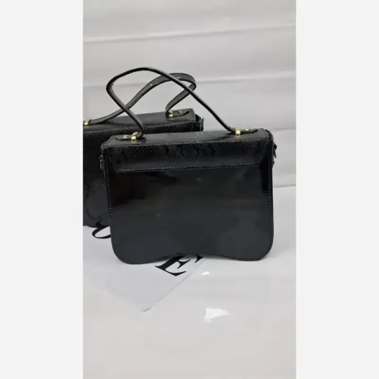 کیف زنانه ورساچ چرم ورنی مشکی سایز 25 در 25 با بند دوشی بلند