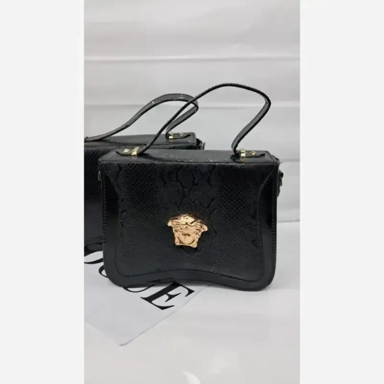 کیف زنانه ورساچ چرم ورنی مشکی سایز 25 در 25 با بند دوشی بلند