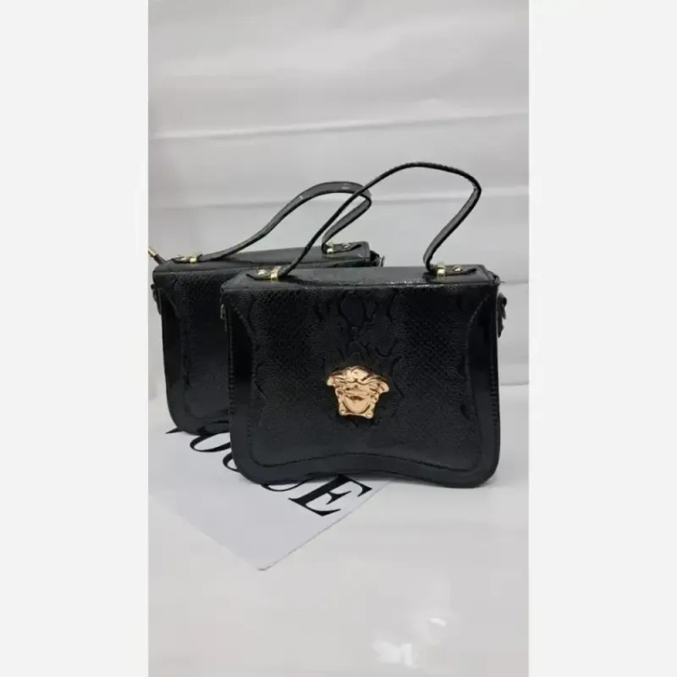 کیف زنانه ورساچ چرم ورنی مشکی سایز 25 در 25 با بند دوشی بلند