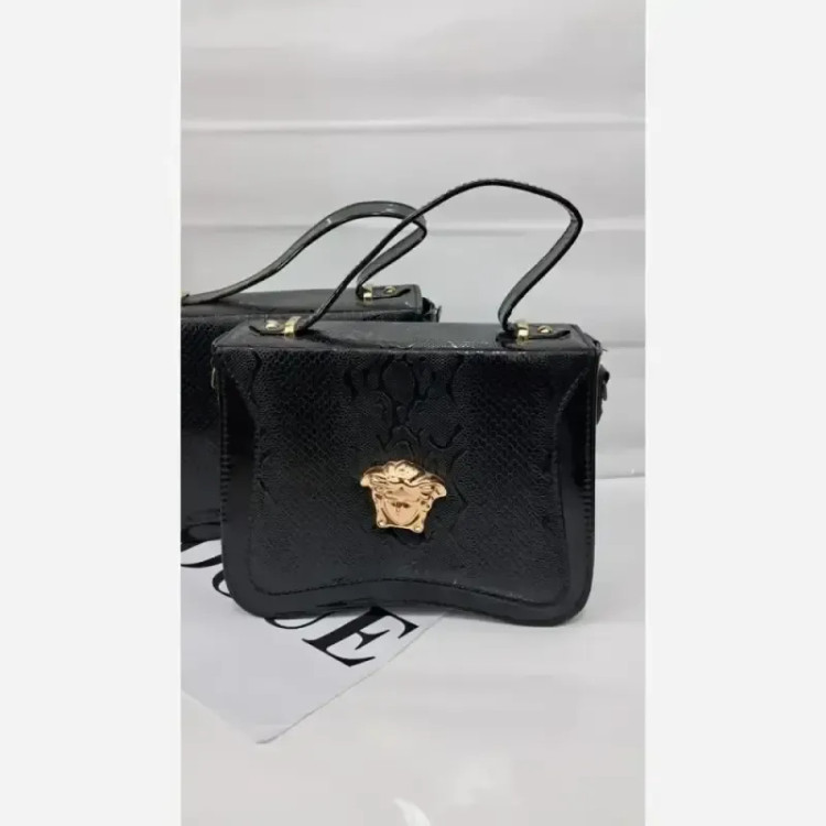 کیف زنانه ورساچ چرم ورنی مشکی سایز 25 در 25 با بند دوشی بلند