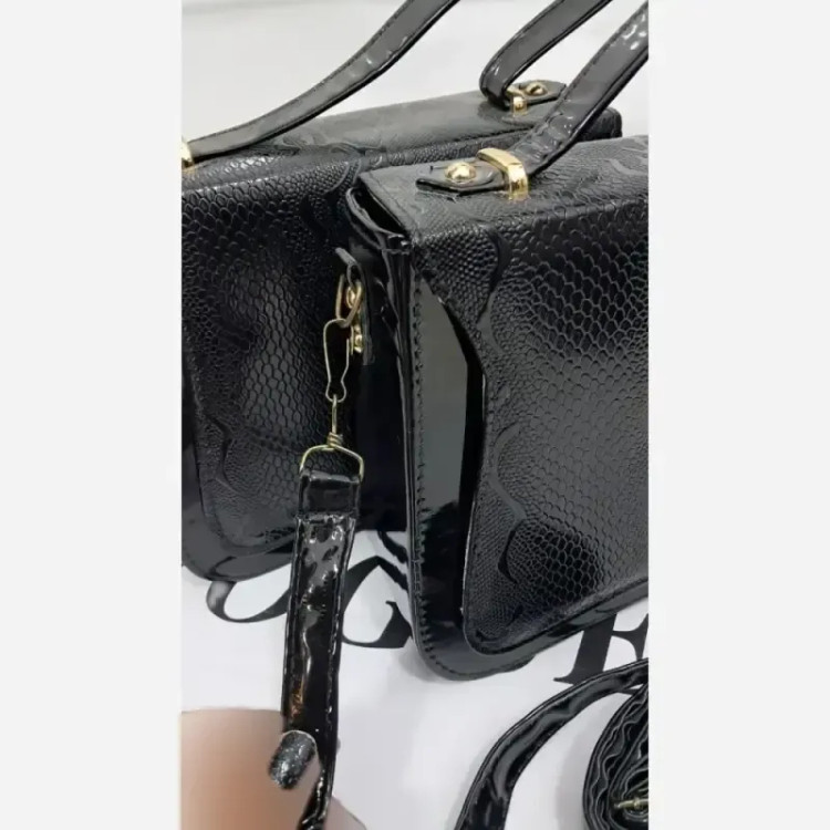 کیف زنانه ورساچ چرم ورنی مشکی سایز 25 در 25 با بند دوشی بلند