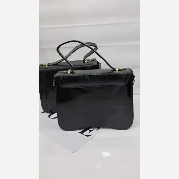 کیف زنانه ورساچ چرم ورنی مشکی سایز 25 در 25 با بند دوشی بلند