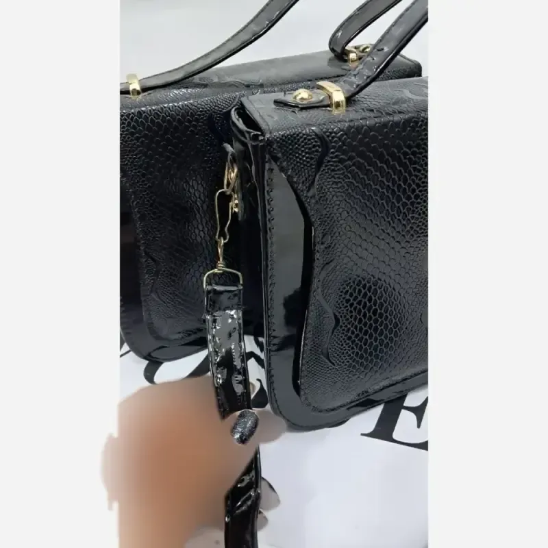 کیف زنانه ورساچ چرم ورنی مشکی سایز 25 در 25 با بند دوشی بلند