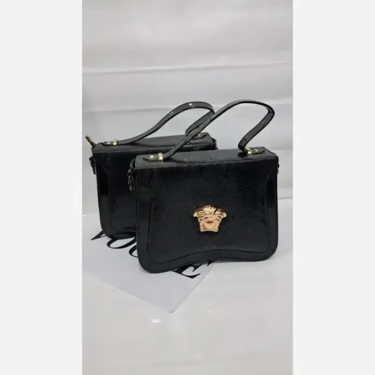 کیف زنانه ورساچ چرم ورنی مشکی سایز 25 در 25 با بند دوشی بلند