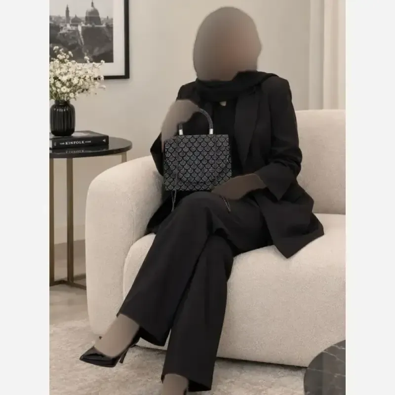 کیف مجلسی زنانه مخمل نگین کاری شده و چرم با بند زنجیری سایز 23 در 18