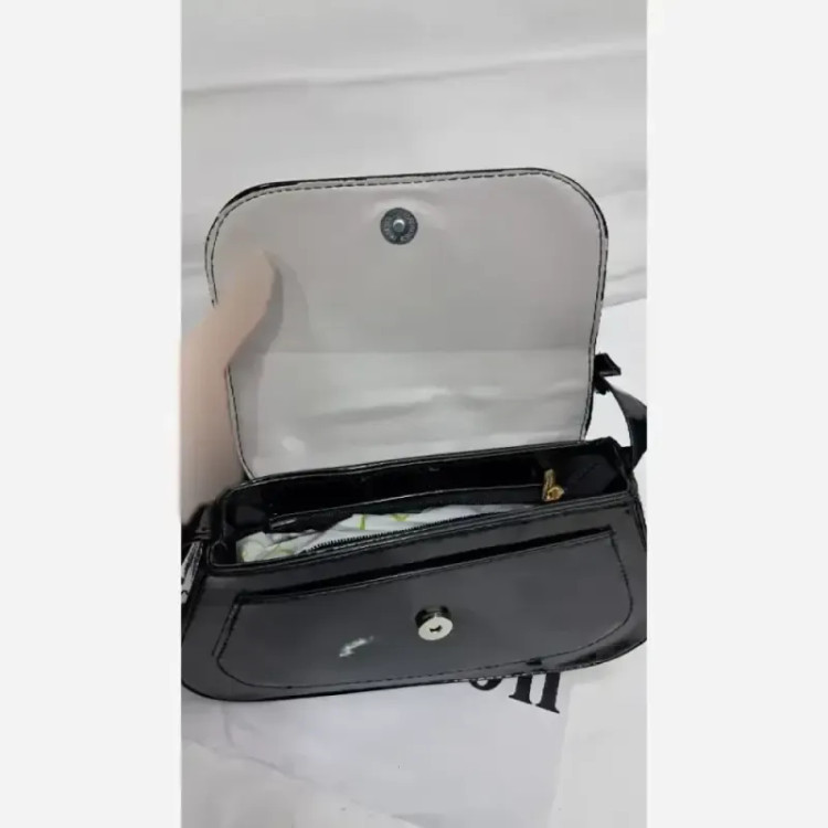 کیف مدل تیلا چرم ورنی مشکی سایز 15 در 22 سانتی متر