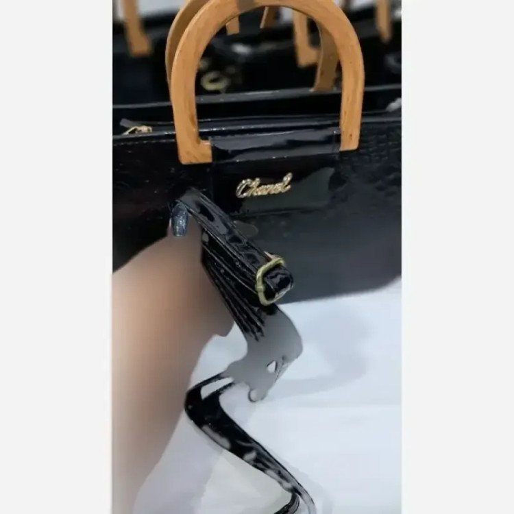کیف دستی و دوشی زنانه دسته چوبی مدل گیشا چرم ورنی