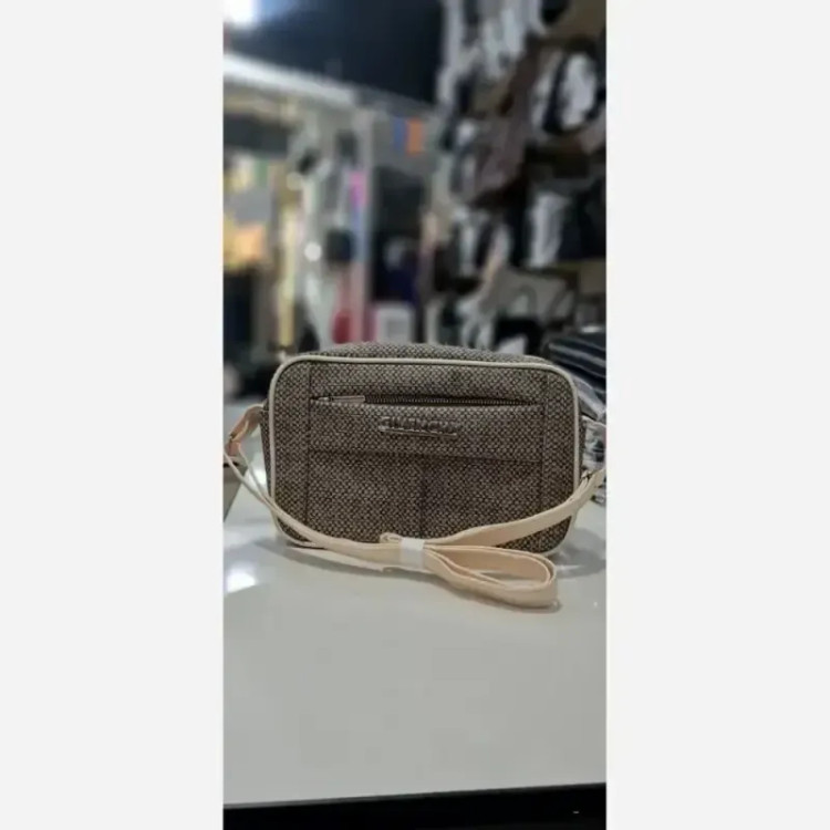 کیف مدل نیایش چرم طرح کنفی رنگ مشکی و کرم سایز 15 در 20 با بند دوشی