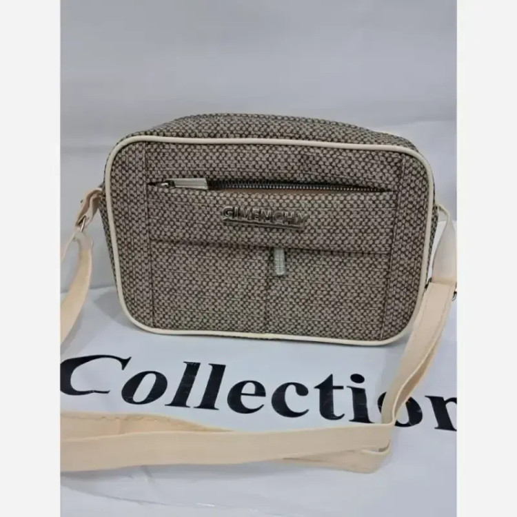 کیف مدل نیایش چرم طرح کنفی رنگ مشکی و کرم سایز 15 در 20 با بند دوشی