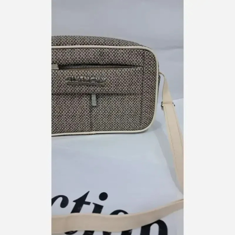 کیف مدل نیایش چرم طرح کنفی رنگ مشکی و کرم سایز 15 در 20 با بند دوشی