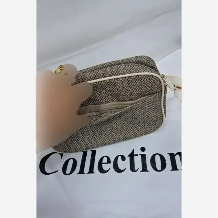 کیف مدل نیایش چرم طرح کنفی رنگ مشکی و کرم سایز 15 در 20 با بند دوشی
