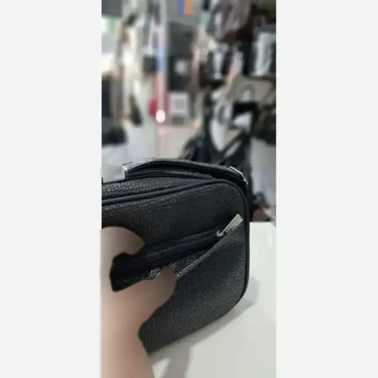 کیف مدل نیایش چرم طرح کنفی رنگ مشکی و کرم سایز 15 در 20 با بند دوشی