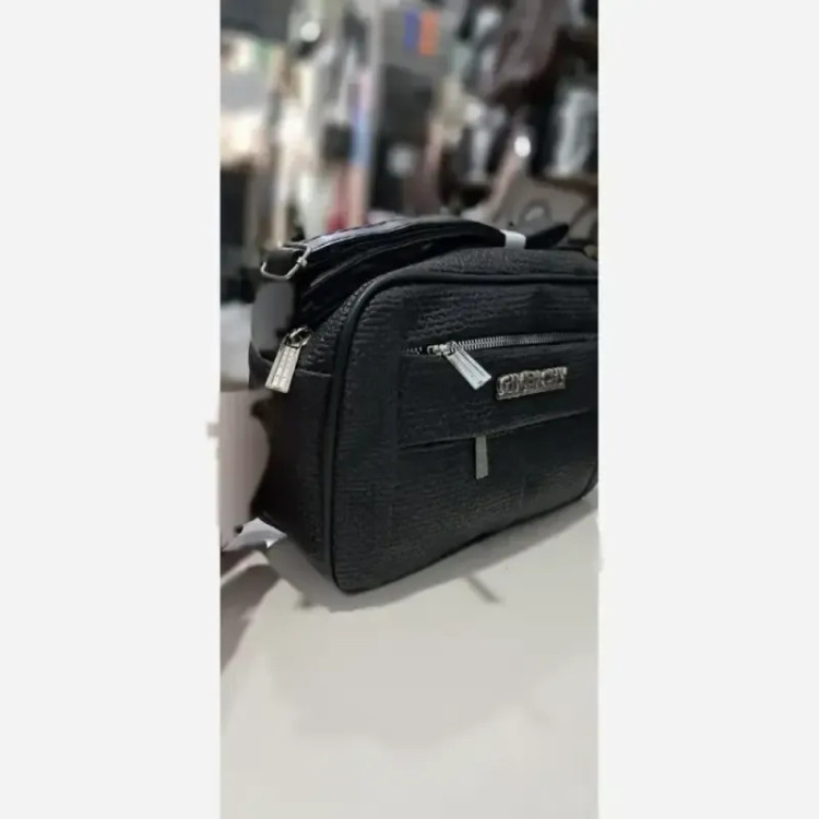 کیف مدل نیایش چرم طرح کنفی رنگ مشکی و کرم سایز 15 در 20 با بند دوشی