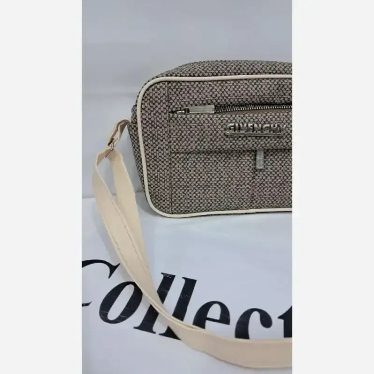 کیف مدل نیایش چرم طرح کنفی رنگ مشکی و کرم سایز 15 در 20 با بند دوشی