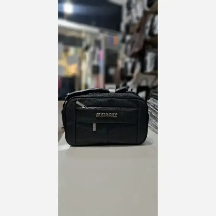 کیف مدل نیایش چرم طرح کنفی رنگ مشکی و کرم سایز 15 در 20 با بند دوشی