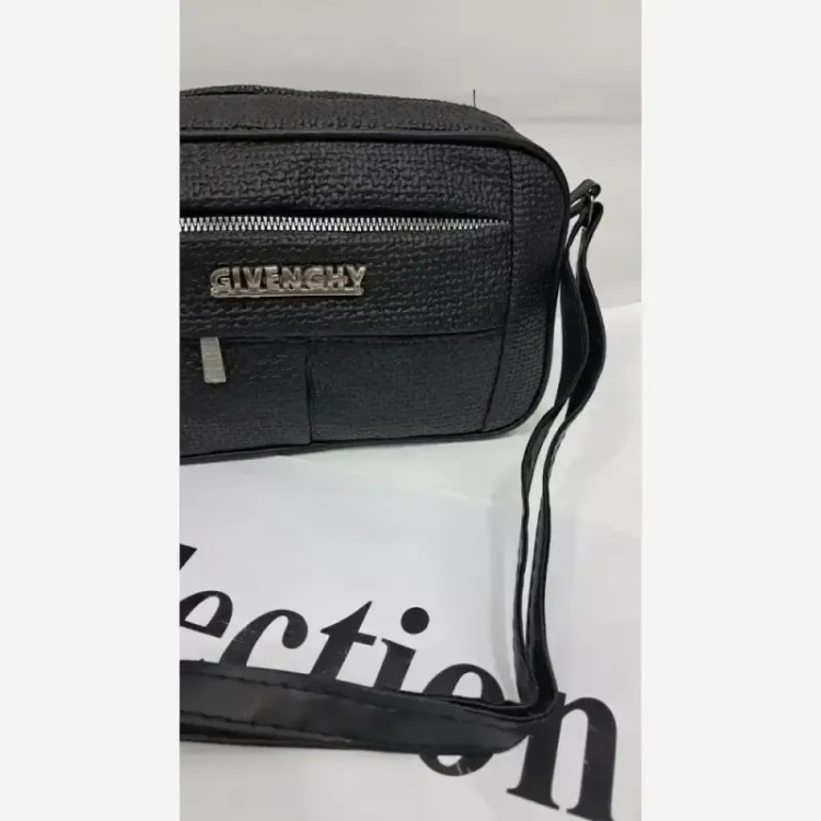 کیف مدل نیایش چرم طرح کنفی رنگ مشکی و کرم سایز 15 در 20 با بند دوشی